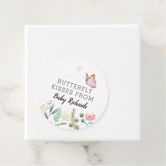 蝶はかわいいベビーシャワーの花柄に接吻します フェイバータグ (インサイチュ)