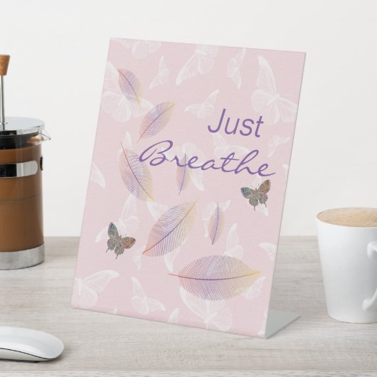 蝶をピンク葉に吸う 台座サイン (インサイチュ)