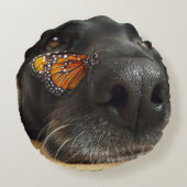 蝶を持つ黒い実験室犬 ラウンドクッション (裏面)
