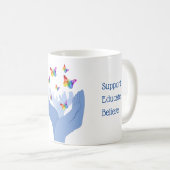 蝶を解放する自閉症の認識度手 コーヒーマグカップ (正面右)