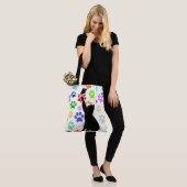 蝶を追いかける可愛い肉柄の猫 トートバッグ (モデル)