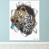 蝶を追いかける野生動物ヒョウのカップ キャンバスプリント (インサイチュ (ウッドフロア))