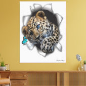 蝶を追いかける野生動物ヒョウのカップ キャンバスプリント (インサイチュ (リビング))