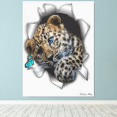 蝶を追いかける野生動物ヒョウのカップ キャンバスプリント (インサイチュ (ウッドフロア))