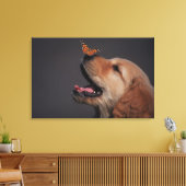 蝶を鼻に付けたゴールデンレトリバー キャンバスプリント (インサイチュ (リビング))