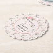 蝶エレガント付きピンクのバラ赤ちゃんシャワー ペーパーコースター (アングル)