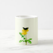 蝶オン淡い色のイエローマグ コーヒーマグカップ (中央)