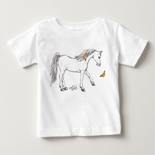 蝶シャツを着た可愛らしい笑顔の馬 ベビーTシャツ (正面)