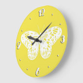 蝶スケッチ、マスタードの金ゴールドおよび白 ラージ壁時計 (傾斜)