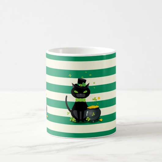 蝶ネクタイの黒猫と緑のシャムロックの帽子 コーヒーマグカップ (中央)