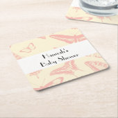 蝶パターン、ピンクの蝶、赤ちゃんシャワー スクエアペーパーコースター (アングル)