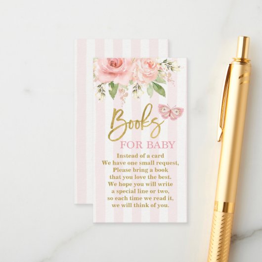 蝶ピンクの赤ちゃんシャワー女の子が本を持ってくる エンクロージャーカード (正面/裏面インサイチュ)