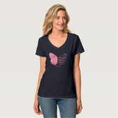 蝶ピンクリボン乳癌の宗教的な女性 Tシャツ (正面フル)