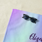 蝶ピンク紫色の花ホログラフィック ビーチタオル (インサイチュ)