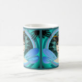 蝶帽子を身に着けているスタイリッシュな妖精が付いているマグ コーヒーマグカップ (中央)