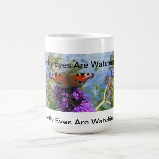 蝶目は襲うのを見ています コーヒーマグカップ (中央)