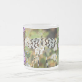 蝶花の花のウェディングシャワーの平和 フロストグラスマグカップ