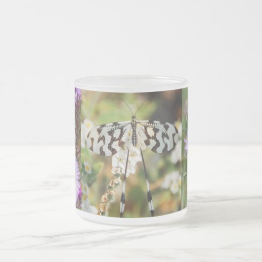 蝶花の花のウェディングシャワーの平和 フロストグラスマグカップ (中央)