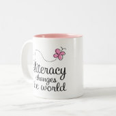 蝶読み書き能力は世界のギフトを変えます ツートーンマグカップ (正面左)