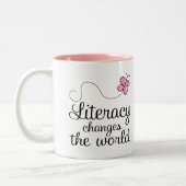 蝶読み書き能力は世界のギフトを変えます ツートーンマグカップ (左)