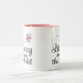 蝶読み書き能力は世界のギフトを変えます ツートーンマグカップ (中央)