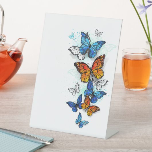 蝶飛んでいるモルフォと(昆虫)オオカバマダラ、モナーク 台座サイン (インサイチュ)