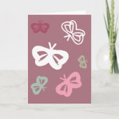 蝶飛んでいる"ハッピーバースデー!" ピンクグリーティング カード (正面)