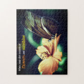 蝶食べ物を与えの花 ジグソーパズル (縦)