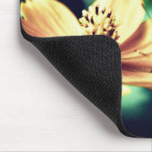 蝶食べ物を与えの花 マウスパッド (コーナー)