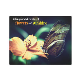 蝶食べ物を与えの花 メタルプリント