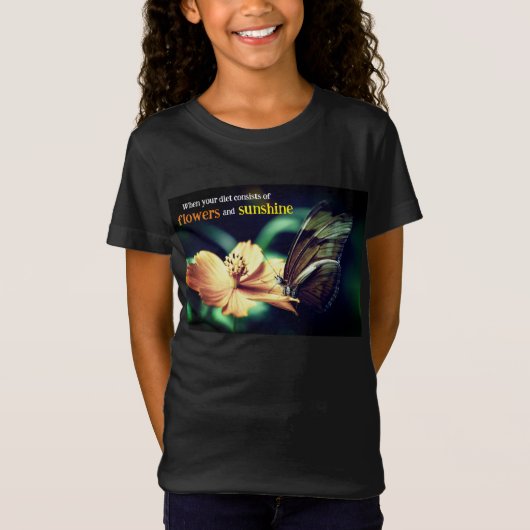 蝶食べ物を与えの花 Tシャツ (正面)