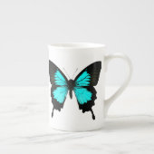 蝶 – ターコイズ青と黒 ボーンチャイナマグカップ (右)