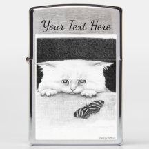 蝶Zippoのライターを持つ好奇心が強い子ネコ