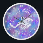 蠍座スコーピオンコンステレーションスターズ名誕生日 壁時計<br><div class="desc">このおもしろい時計は、〔占星術の〕十二宮図サイン生まれ蠍座の下で誰にでも最適な贈り物をする。ヴィンテージのサソリに加えて、誕生日の人の名前の星座と宇宙が含まれ、すべて白で紫色のピンクの星空の背景。名前を追加するには簡単テンプレートをパーソナライズされた使用する。デザインのヒントカスタマイズ：さそりの色、星のパターン、および文字を変更する"さらに"することができます。</div>