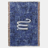 蠍座〔占星術の〕十二宮図サインオンネイビーブルーカモフラージュデコール スローブランケット (正面縦)