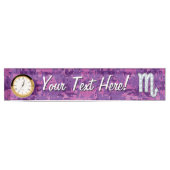 蠍座〔占星術の〕十二宮図シンボルのピンクデジタルカモフラージュ デスクネームプレート (正面)