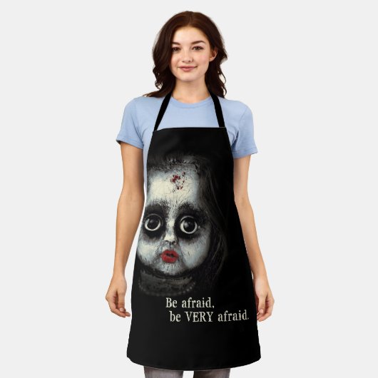 血のハロウィーンを持つ不気味なゴシック様式の人形 エプロン (着用した状態)