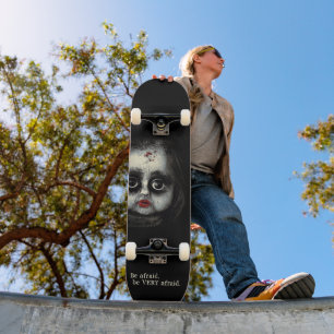 血のハロウィーンを持つ不気味なゴシック様式の人形 スケートボード