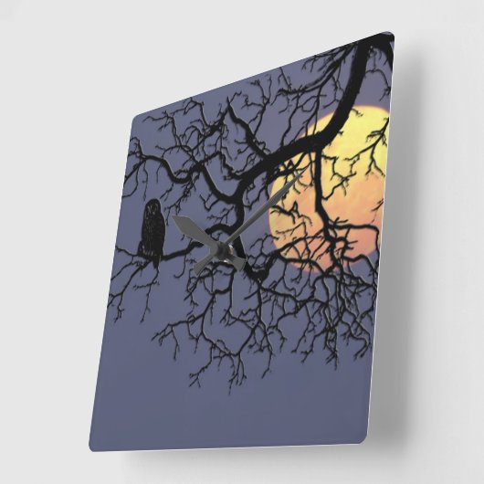 血の月および夜型の人のシルエット スクエア壁時計 (傾斜)