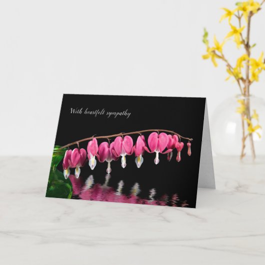 血を流すハートが黒い水の上に咲く カード (黄色い花)