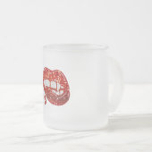 血を滴らせるフェイクグリッターの吸血鬼の唇 フロストグラスマグカップ (正面右)