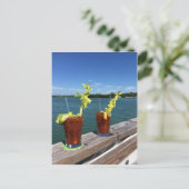 血メアリーは海で柵の上で飲む ポストカード (スタンド正面)