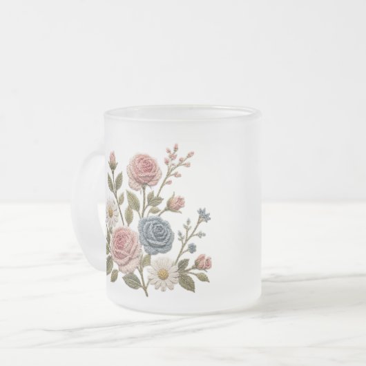 血色と青の刺繍バラ フロストグラスマグカップ (正面左)