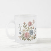 血色と青の刺繍バラ フロストグラスマグカップ (左)