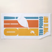 行くぞ！背の高いレトロタイポグラフィ ビーチタオル (正面)