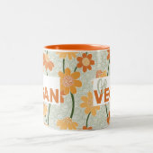 行けビーガン!1970かわいらし年代のレトロな消音の花 ツートーンマグカップ (中央)