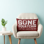 行ったSquatchin (これらの森の動揺してな) Squatch ランバークッション (椅子)