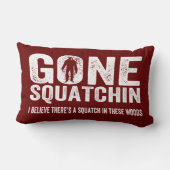 行ったSquatchin (これらの森の動揺してな) Squatch ランバークッション (裏面)