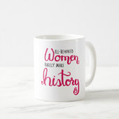 行儀が良い女性のマグ コーヒーマグカップ (正面右)