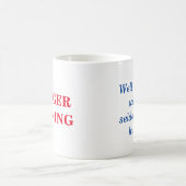 行儀の良い女性が警告マグカップを引く コーヒーマグカップ (中央)